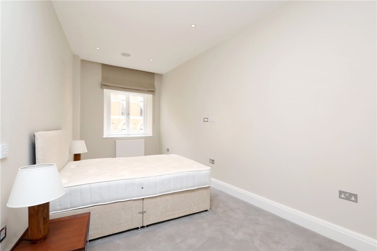 3 bedroom flat, Bell Yard, Strand WC2A - Available