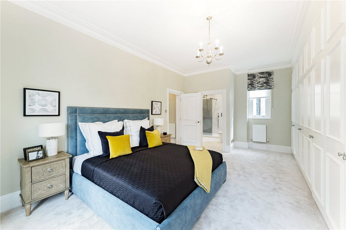 3 bedroom flat, St Georges Court, Gloucester Road SW7 - Available