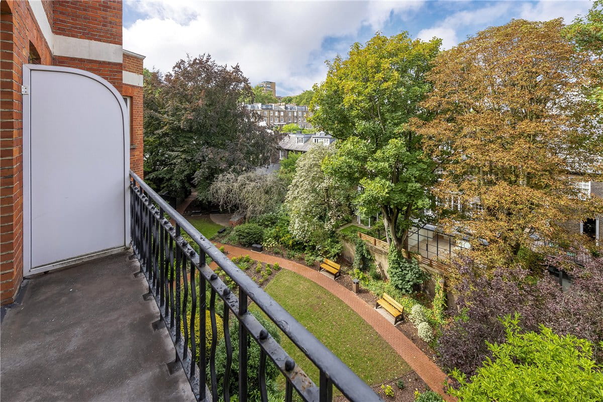 3 bedroom flat, St Georges Court, Gloucester Road SW7 - Available