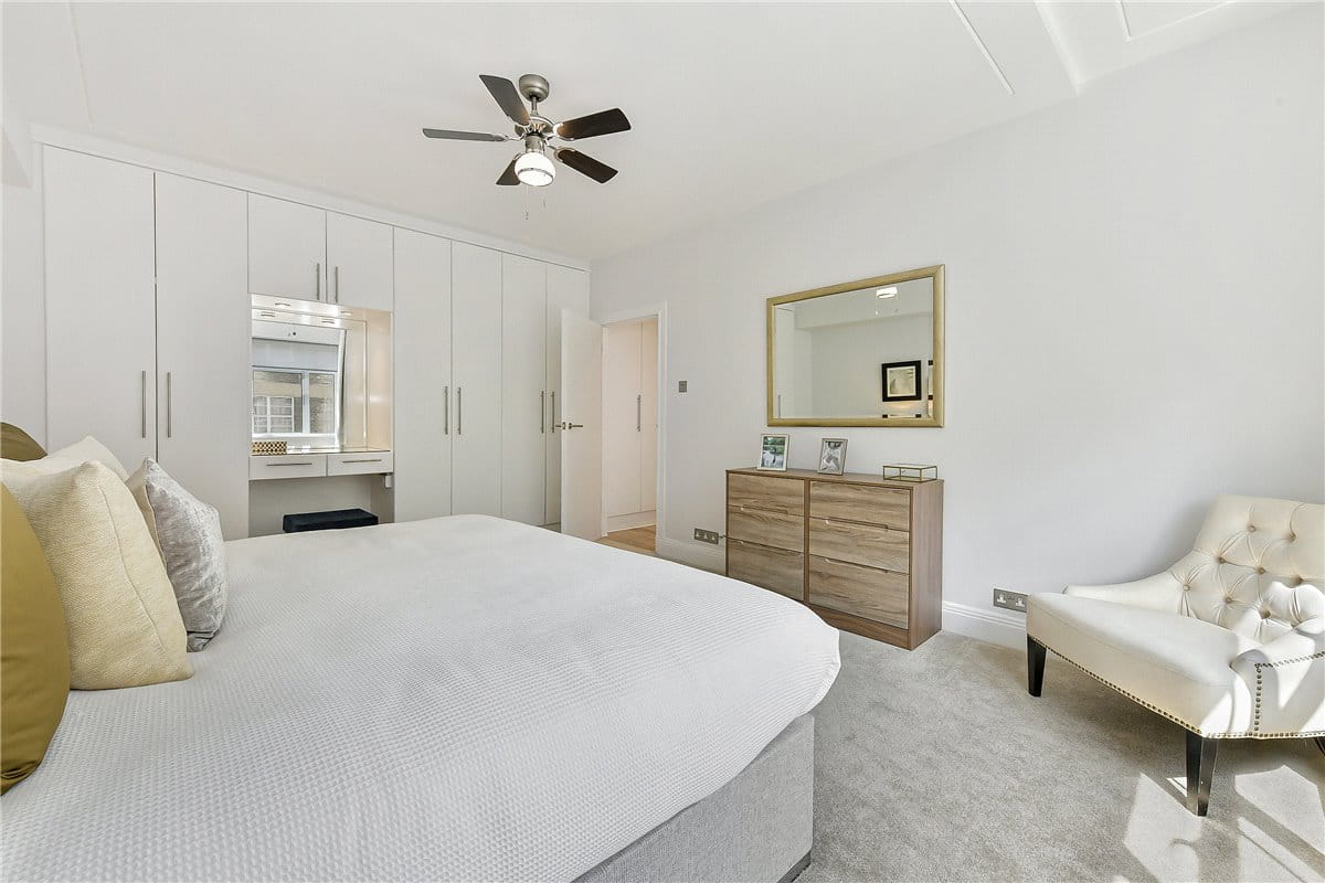 2 bedroom flat, Richmond Court, 200 Sloane Street SW1X - Available