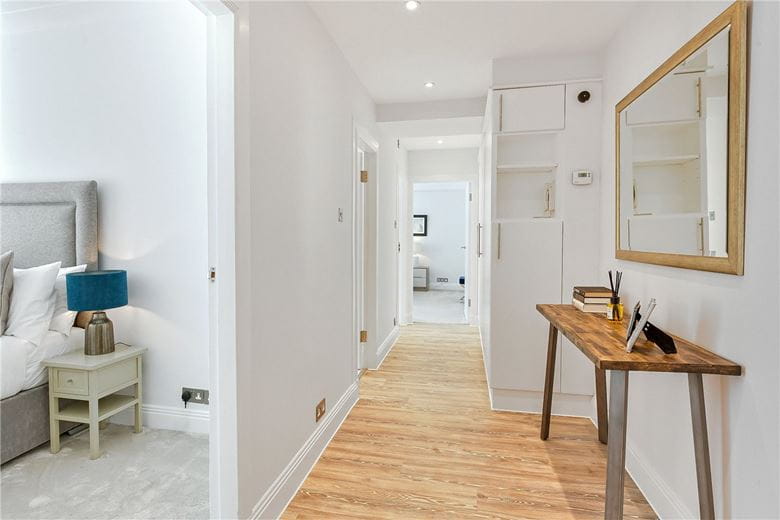2 bedroom flat, Richmond Court, 200 Sloane Street SW1X - Available