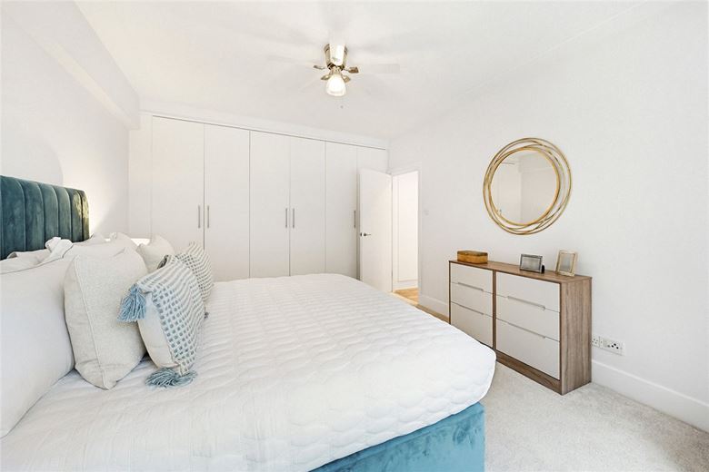 1 bedroom flat, Richmond Court, 200 Sloane Street SW1X - Available