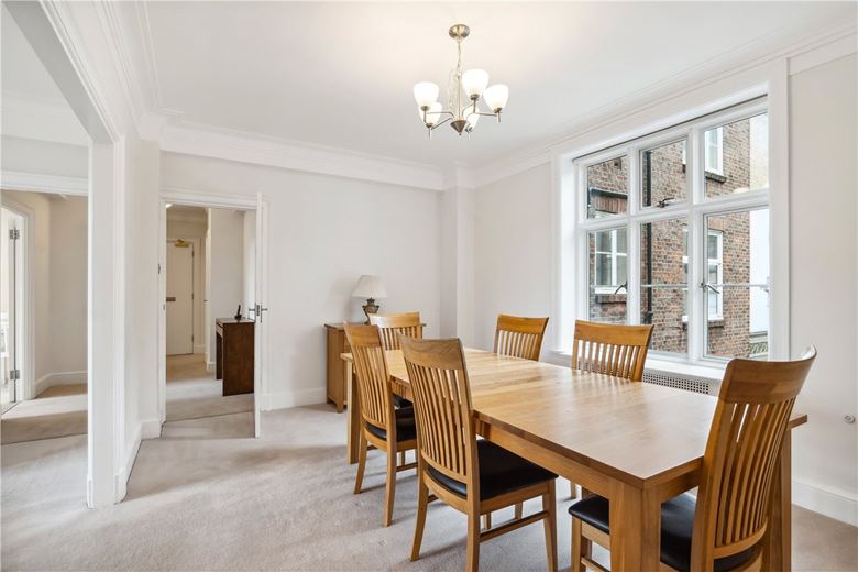 2 bedroom flat, Chesterfield Gardens, Mayfair W1J