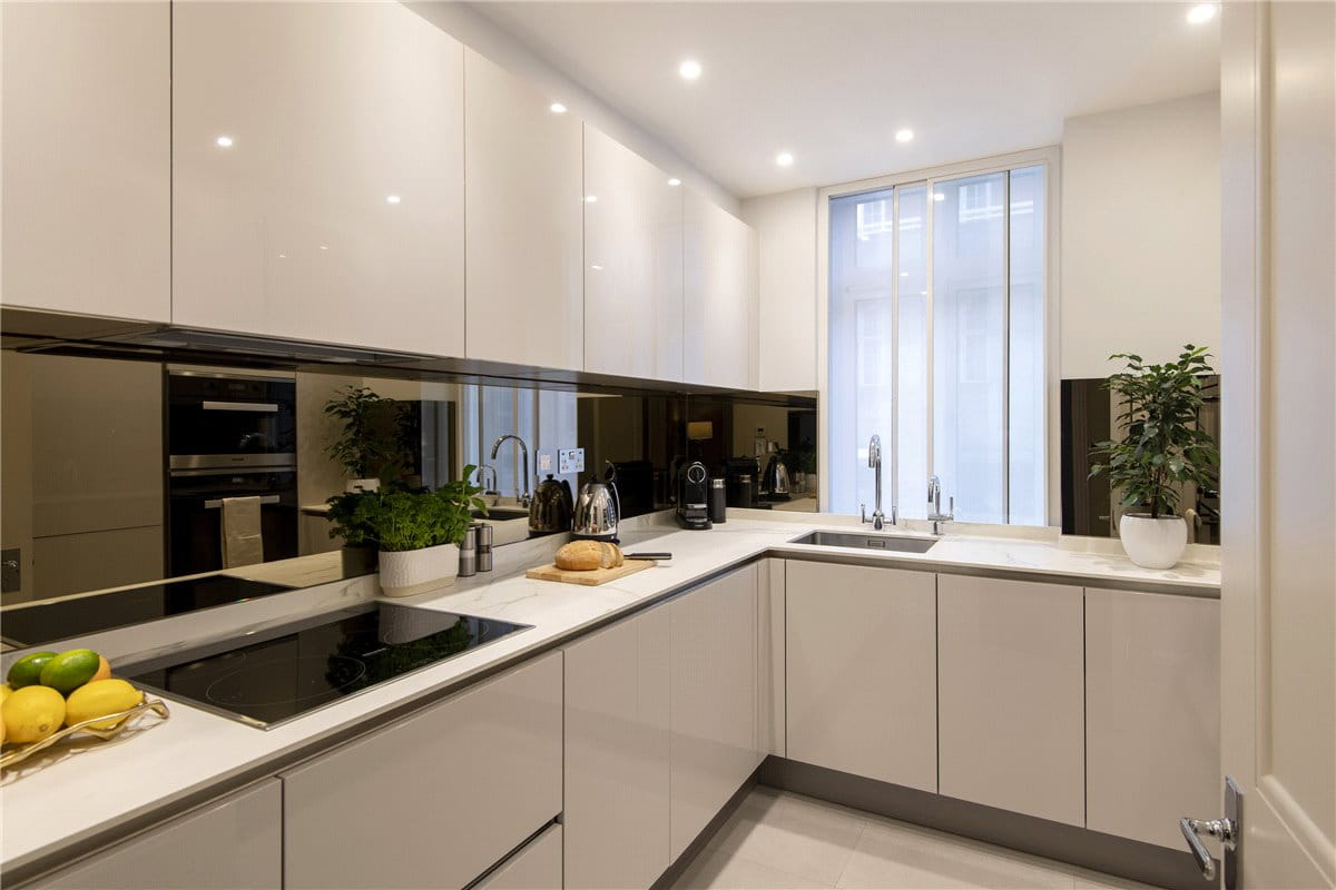 1 bedroom flat, Park Lane, London W1K - Available