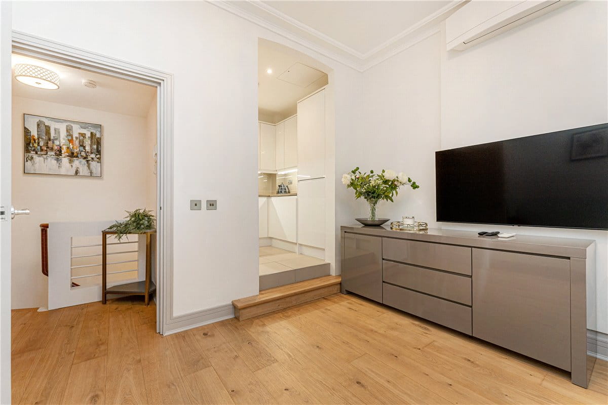 2 bedroom flat, Park Street, Mayfair W1K - Available