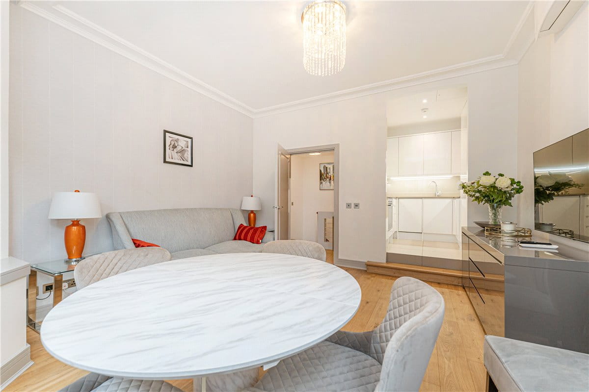 2 bedroom flat, Park Street, Mayfair W1K - Available