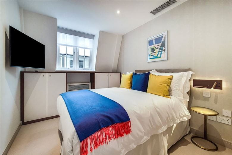 2 bedroom flat, Hertford Street, Mayfair W1J - Available