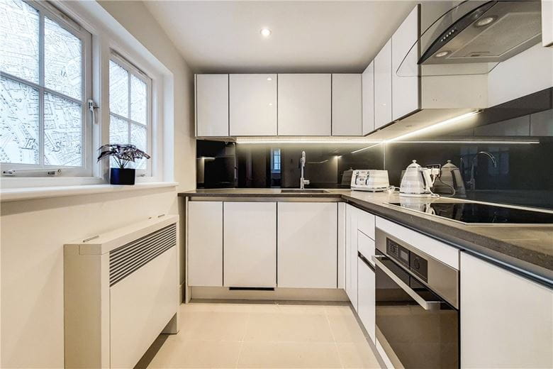 2 bedroom flat, Hertford Street, Mayfair W1J - Available