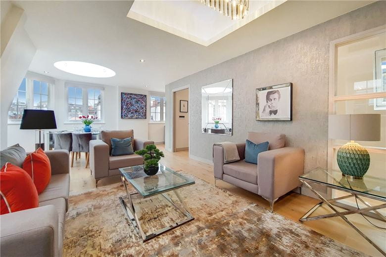 2 bedroom flat, Hertford Street, Mayfair W1J - Available