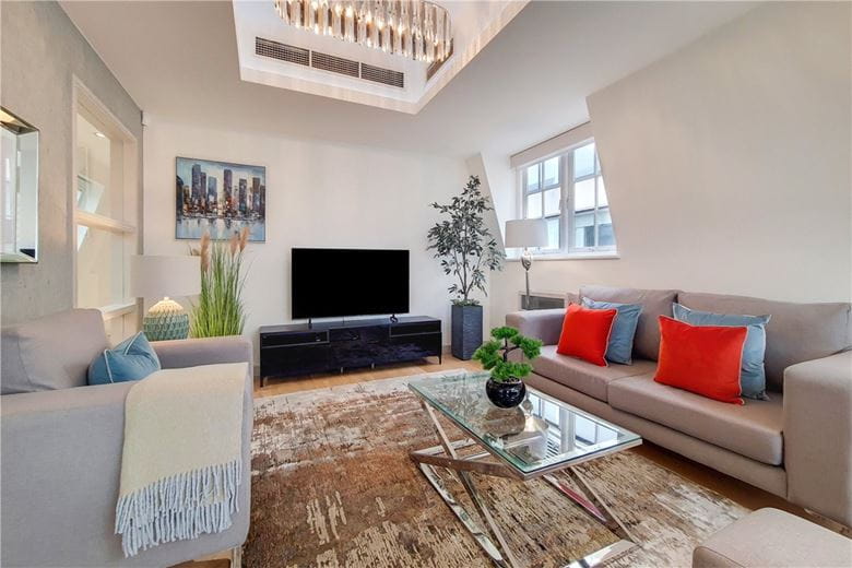 2 bedroom flat, Hertford Street, Mayfair W1J - Available