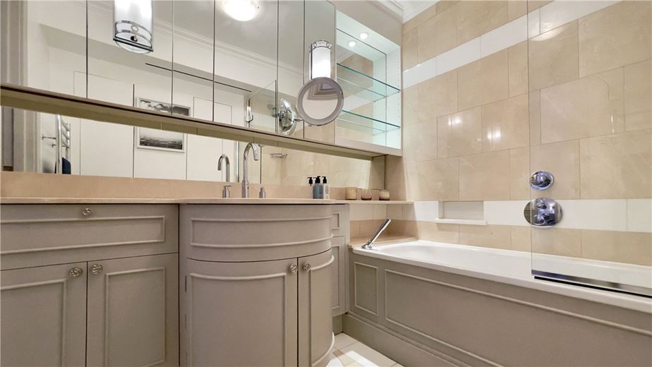 2 bedroom flat, Bourdon Street, Mayfair W1K - Available