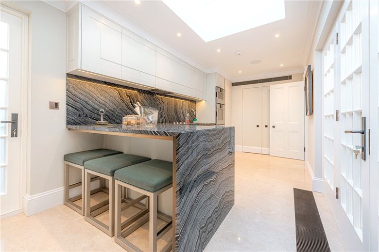 4 bedroom flat, Upper Brook Street, Mayfair W1K