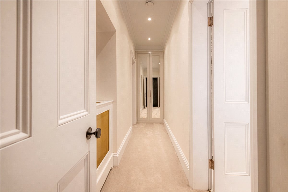 4 bedroom flat, Upper Brook Street, Mayfair W1K