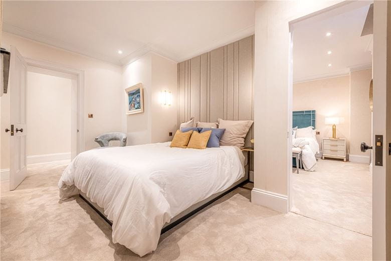 4 bedroom flat, Upper Brook Street, Mayfair W1K