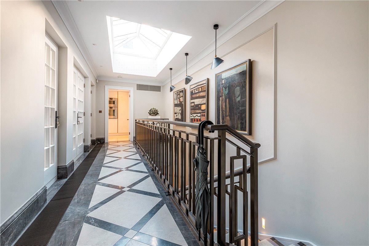 4 bedroom flat, Upper Brook Street, Mayfair W1K