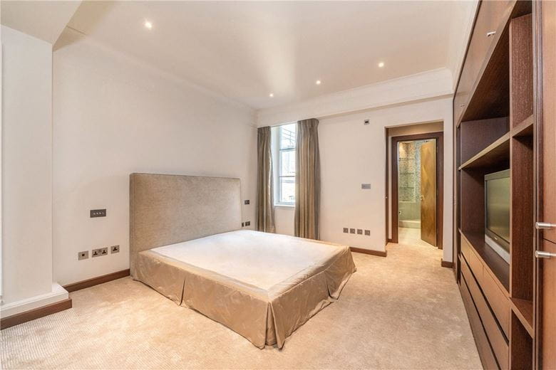 3 bedroom flat, Grosvenor Square, Mayfair W1K - Available