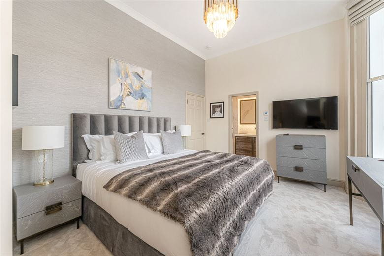 2 bedroom flat, Grosvenor Gardens, Belgravia SW1W - Available