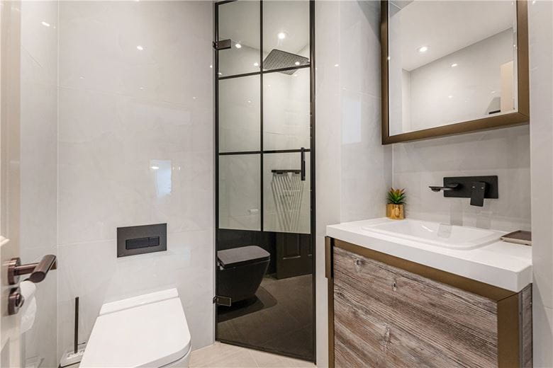 2 bedroom flat, Grosvenor Gardens, Belgravia SW1W - Available