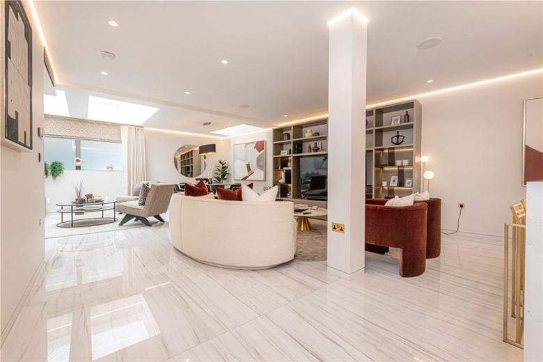 3 bedroom maisonette, South Molton Street, Mayfair W1K - Available