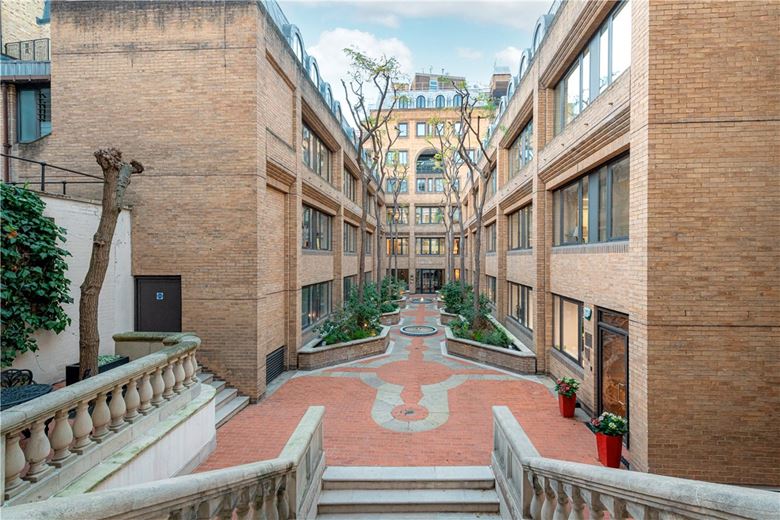 2 bedroom flat, Curzon Street, Mayfair W1J - Available