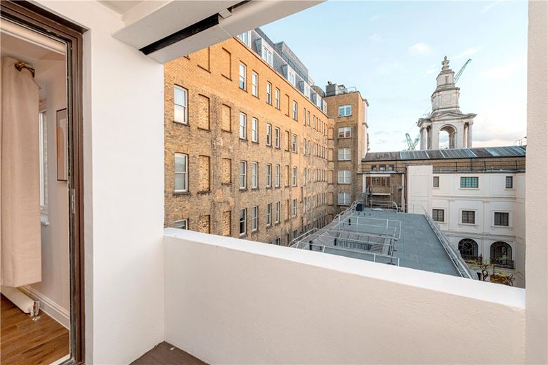 2 bedroom flat, Curzon Street, Mayfair W1J - Available