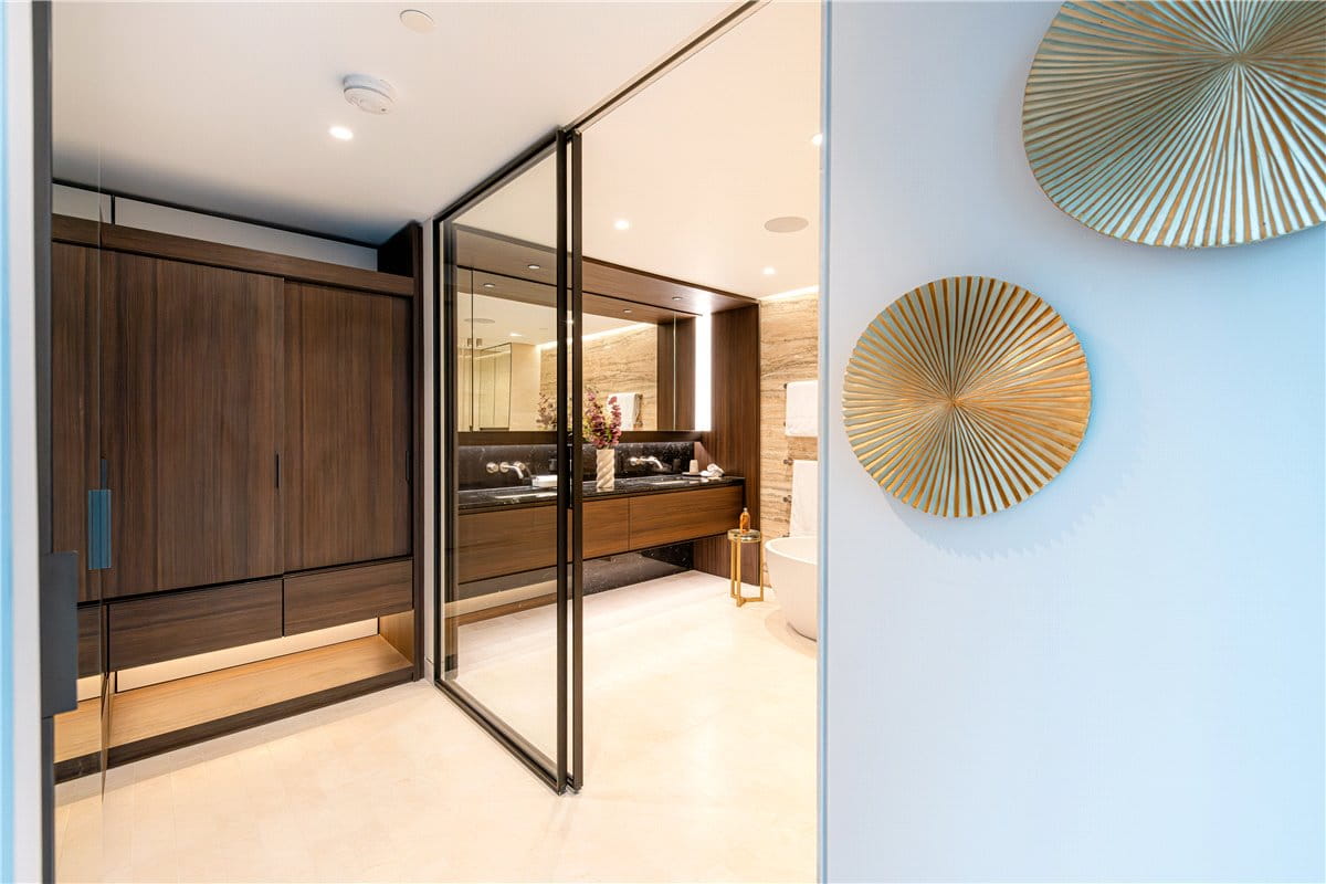 3 bedroom flat, Cork Street, Mayfair W1S - Under Offer