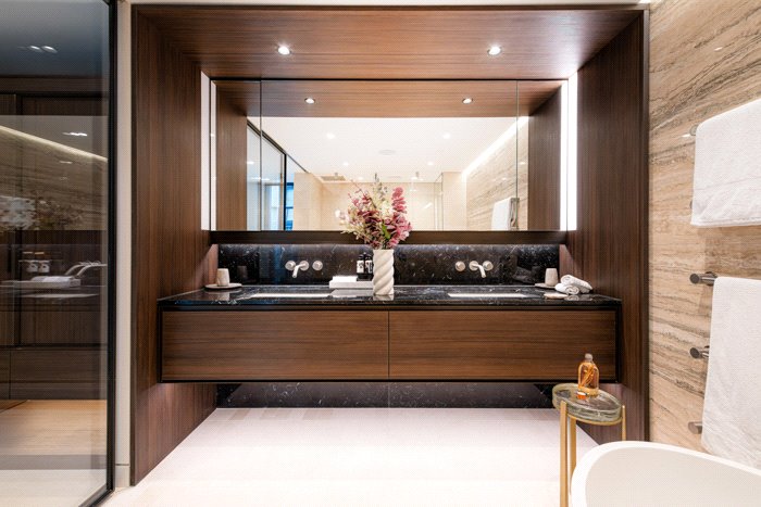 3 bedroom flat, Cork Street, Mayfair W1S - Under Offer