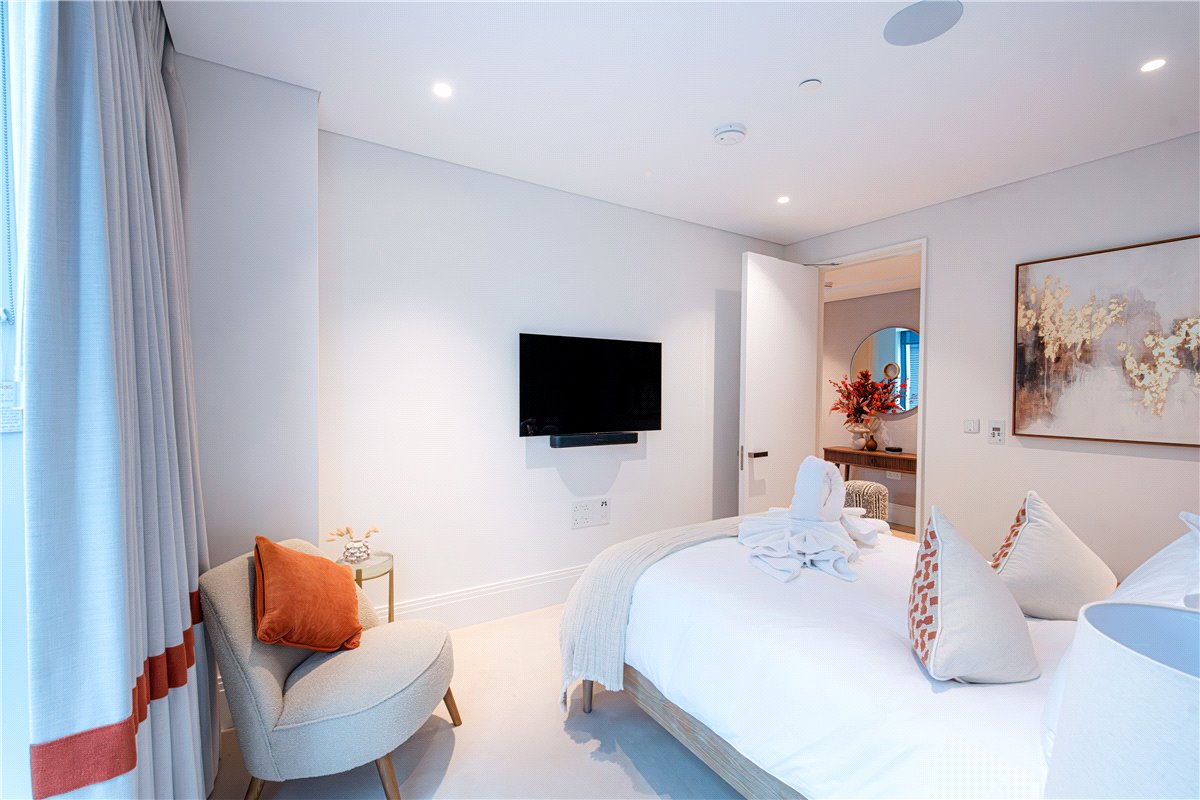 3 bedroom flat, Cork Street, Mayfair W1S - Under Offer