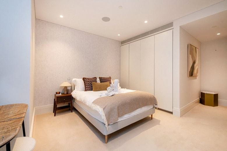 3 bedroom flat, Cork Street, Mayfair W1S - Under Offer