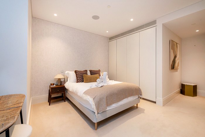 3 bedroom flat, Cork Street, Mayfair W1S - Under Offer