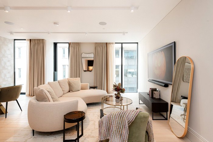 3 bedroom flat, Cork Street, Mayfair W1S - Under Offer