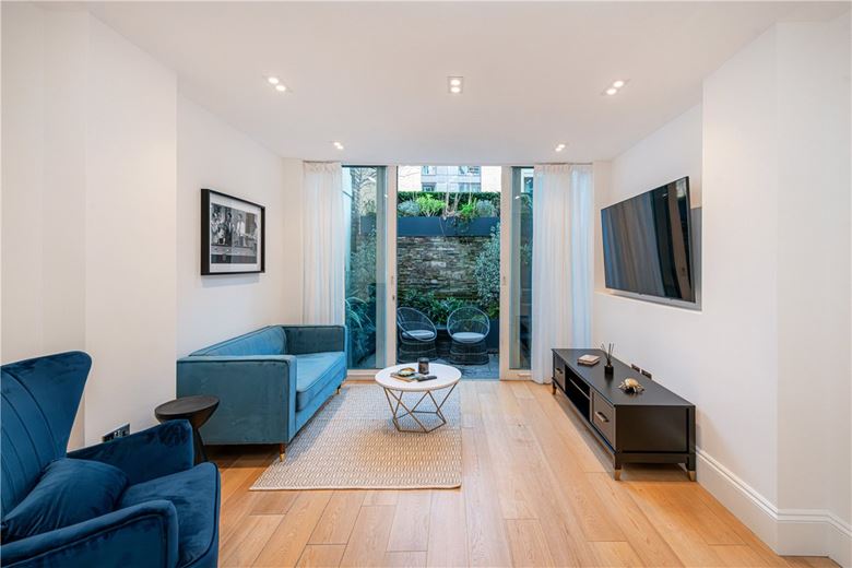 3 bedroom flat, Halkin Street, Belgravia SW1X - Available