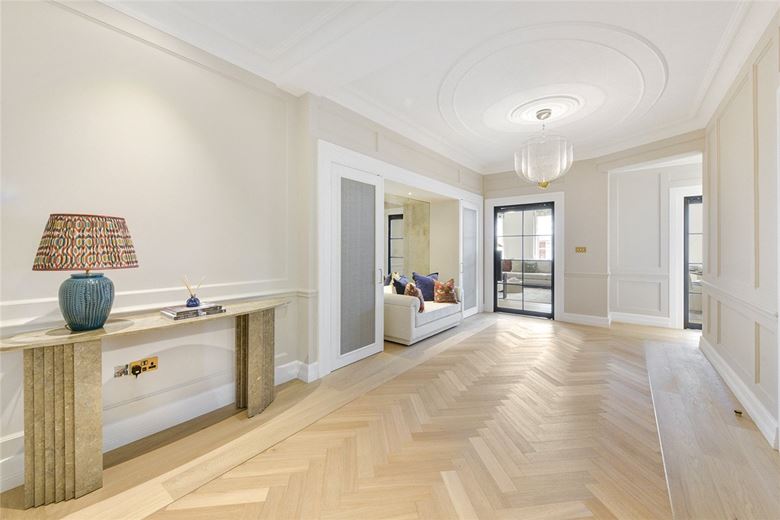 3 bedroom flat, Grosvenor Square, Mayfair W1K - Available