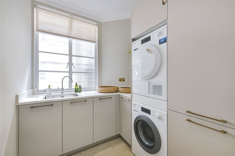 3 bedroom flat, Grosvenor Square, Mayfair W1K - Available