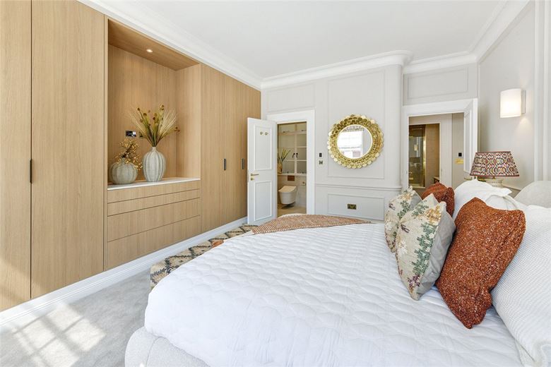 3 bedroom flat, Grosvenor Square, Mayfair W1K - Available