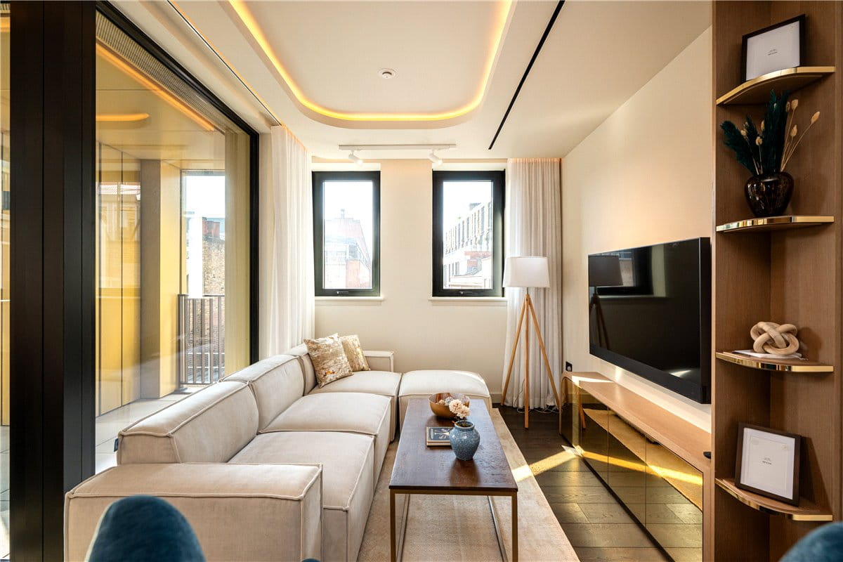 3 bedroom flat, Fareham Street, London W1F - Available