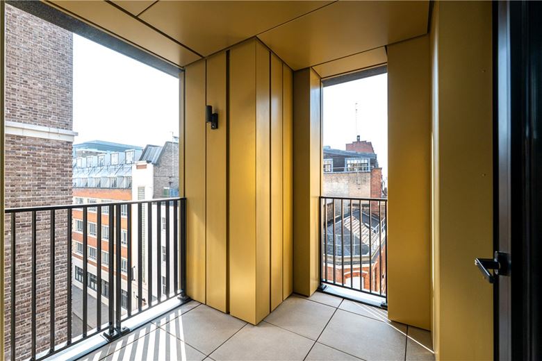 3 bedroom flat, Fareham Street, London W1F - Available