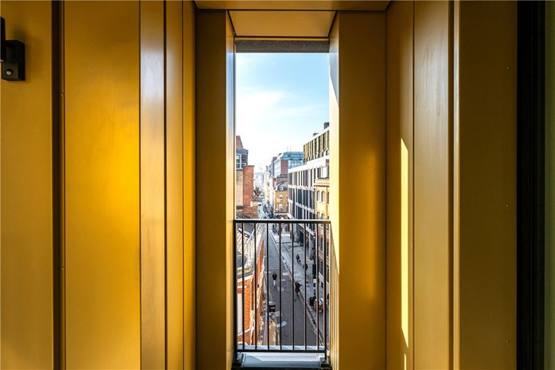 3 bedroom flat, Fareham Street, London W1F - Available