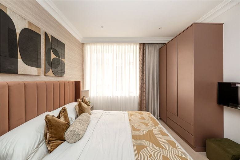 2 bedroom flat, Stratton Street, London W1J - Available