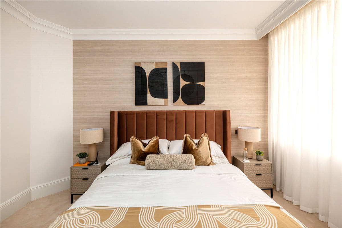 2 bedroom flat, Stratton Street, London W1J - Available