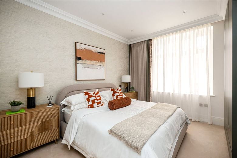 2 bedroom flat, Stratton Street, London W1J - Available