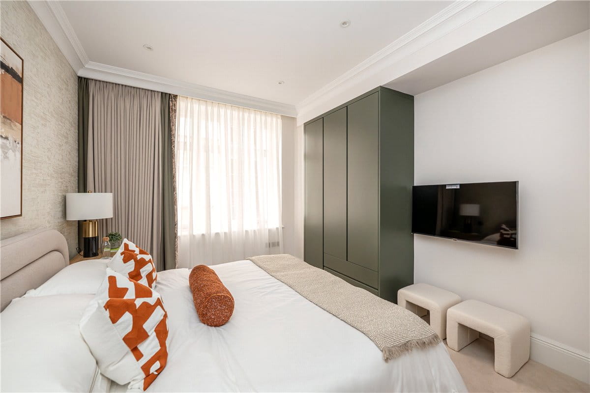 2 bedroom flat, Stratton Street, London W1J - Available