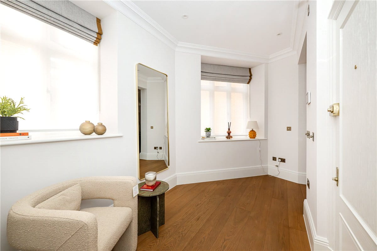 2 bedroom flat, Stratton Street, London W1J - Available