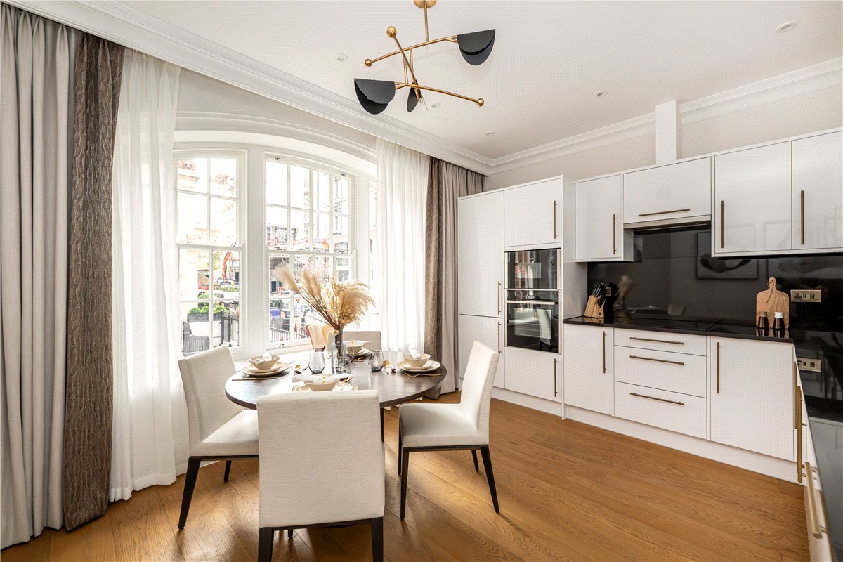 2 bedroom flat, Stratton Street, London W1J - Available