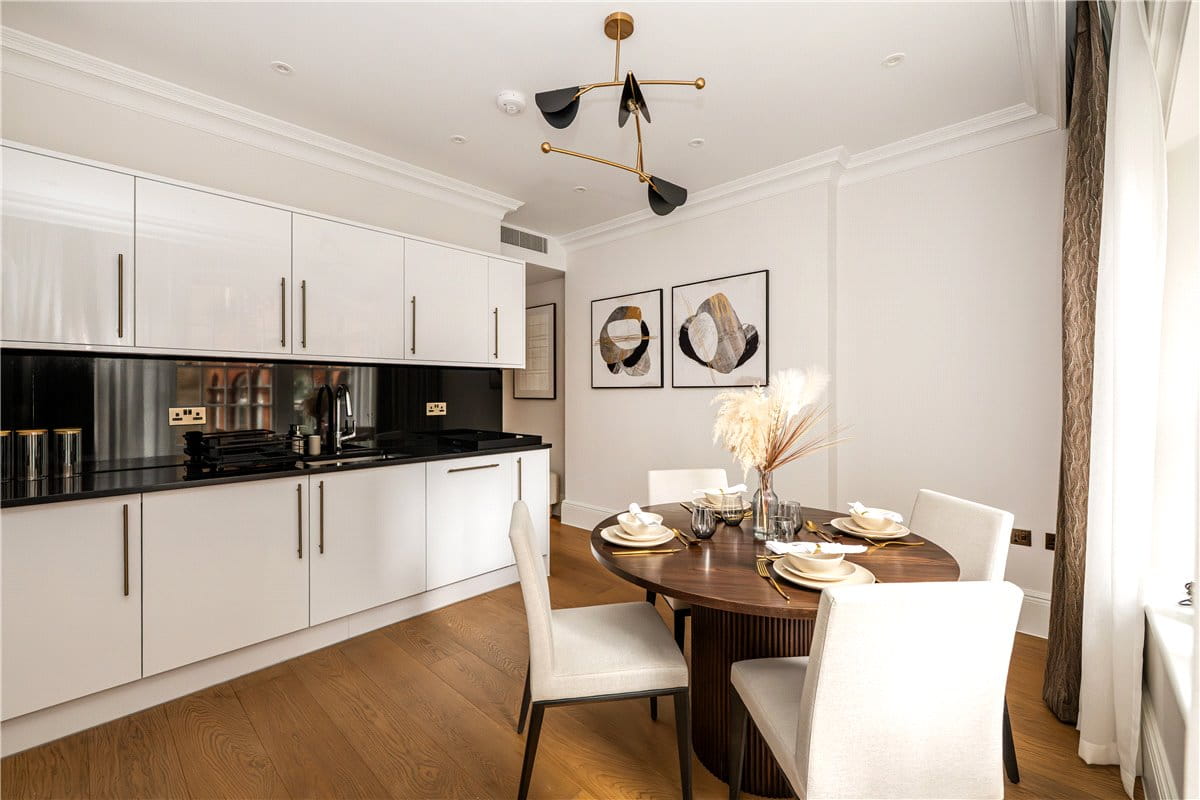 2 bedroom flat, Stratton Street, London W1J - Available