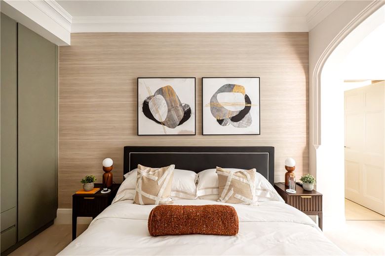 3 bedroom flat, Stratton Street, London W1J - Available