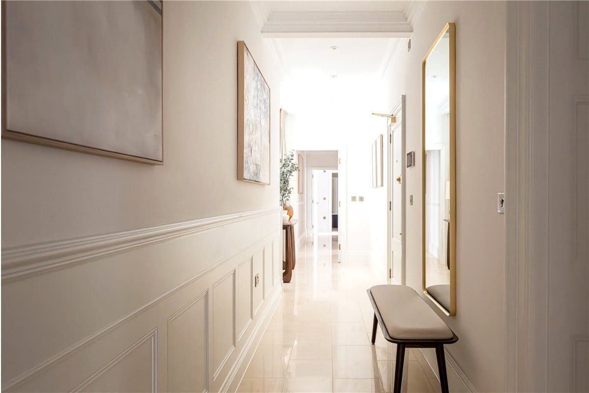 3 bedroom flat, Stratton Street, London W1J - Available