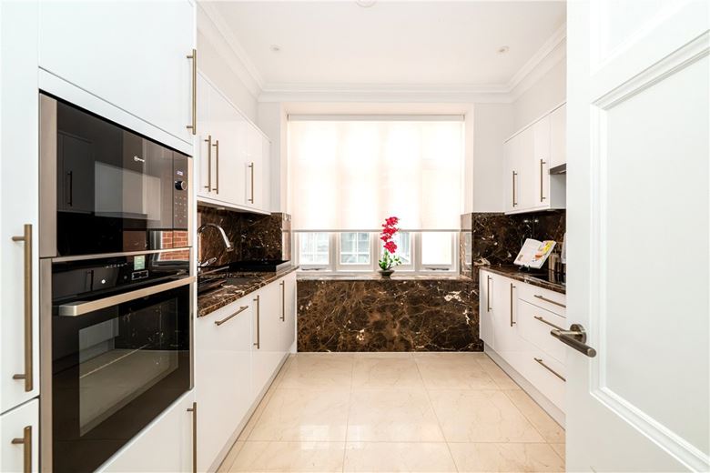 3 bedroom flat, Stratton Street, London W1J - Available