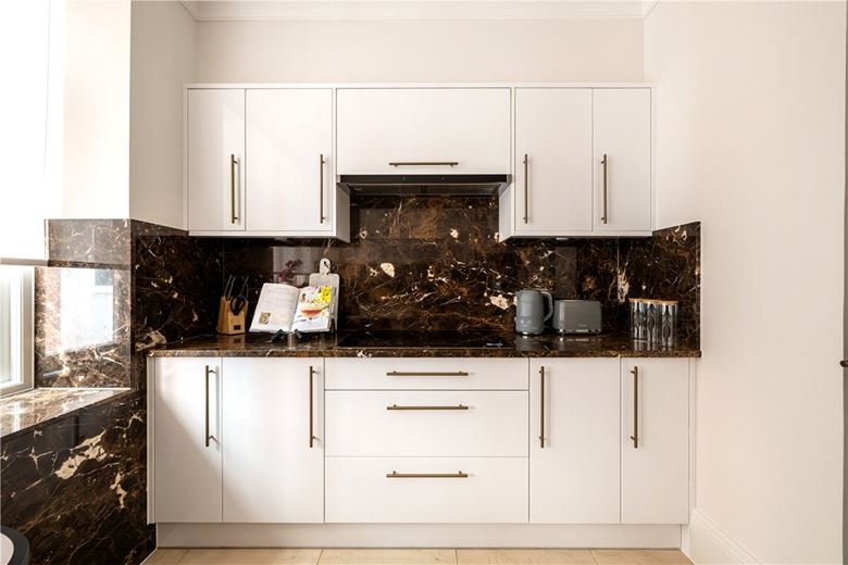 3 bedroom flat, Stratton Street, London W1J - Available