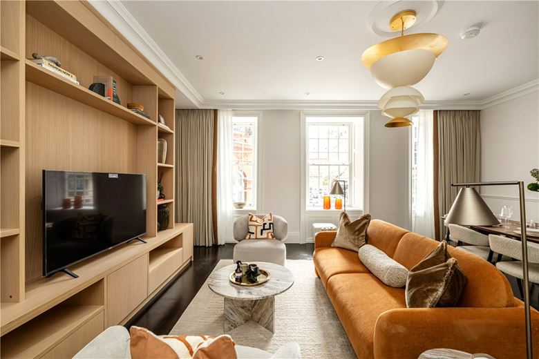 3 bedroom flat, Stratton Street, London W1J - Available